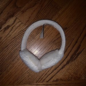 Ugg earmuffs with audio port